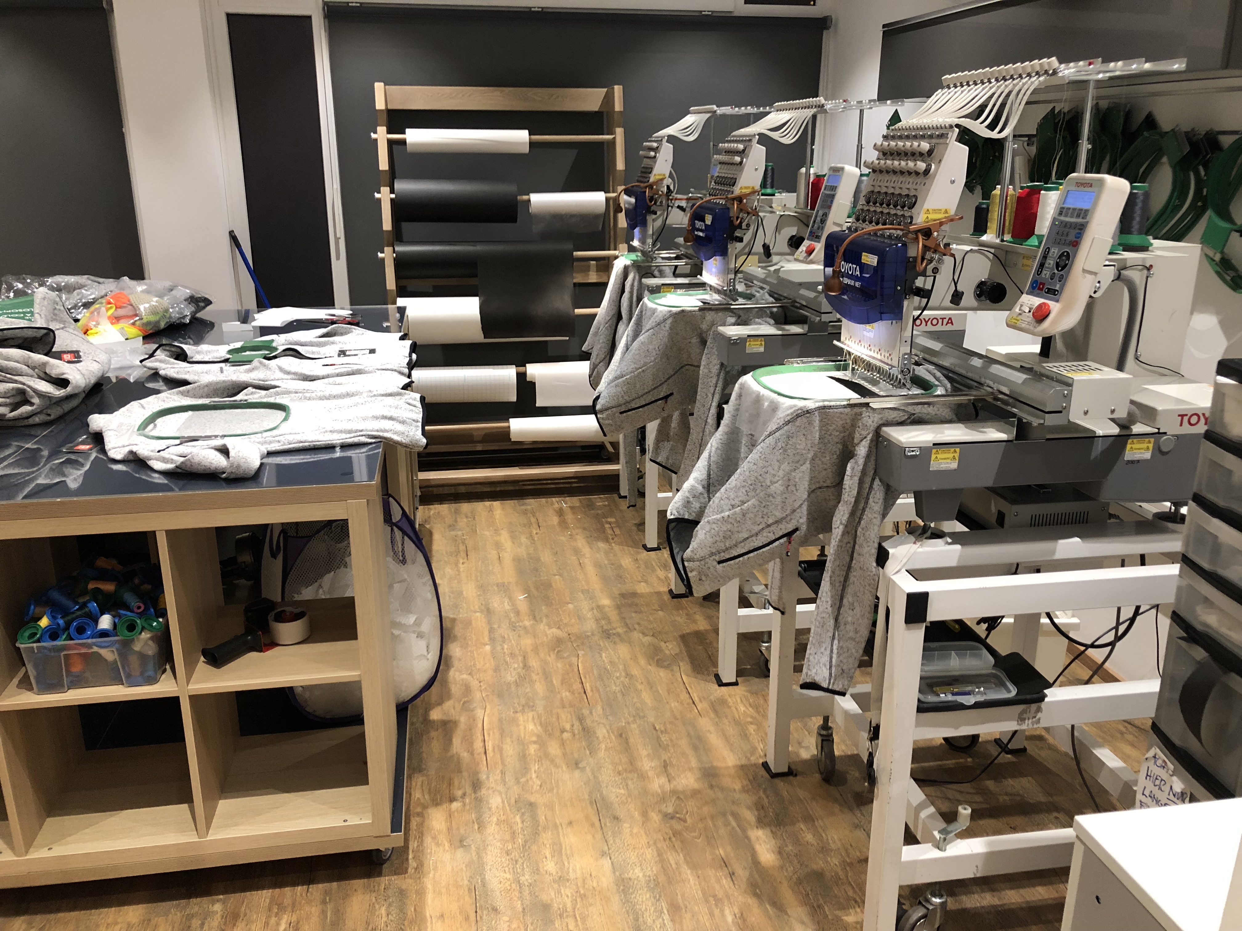 Wir produzieren direkt im Geschäft! Für Interessierte gibt´s immer gern einen Einblick in die Werkstatt. Wir produzieren direkt im Geschäft! Für Interessierte gibt´s immer gern einen Einblick in die Werkstatt.